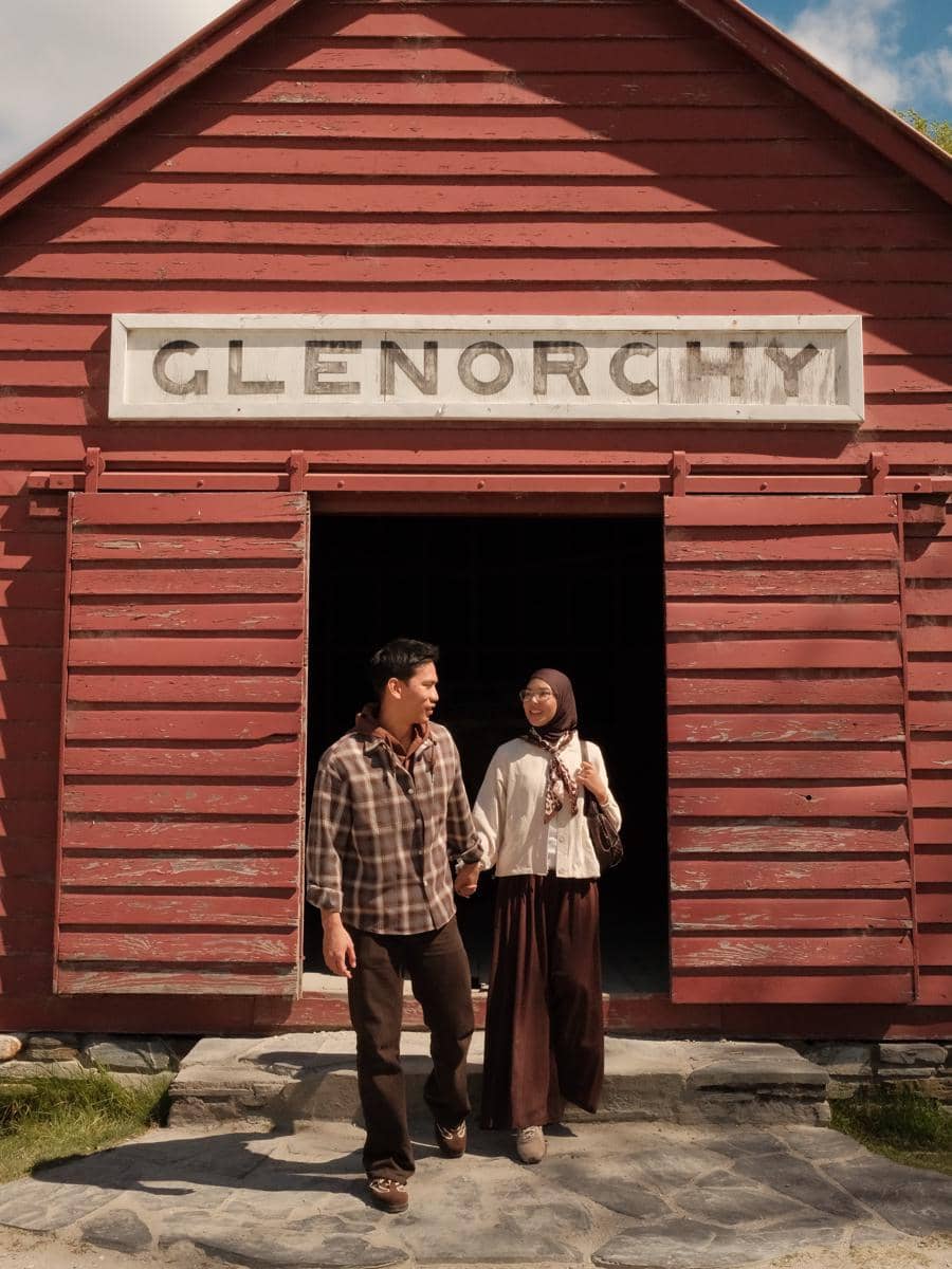 Dara Arafah dan suami menikmati suasana Kota Glenorchy