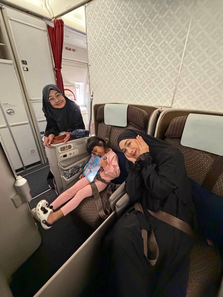 Ria Ricis dan Moana menikmati suasana malam di masjid Nabawi