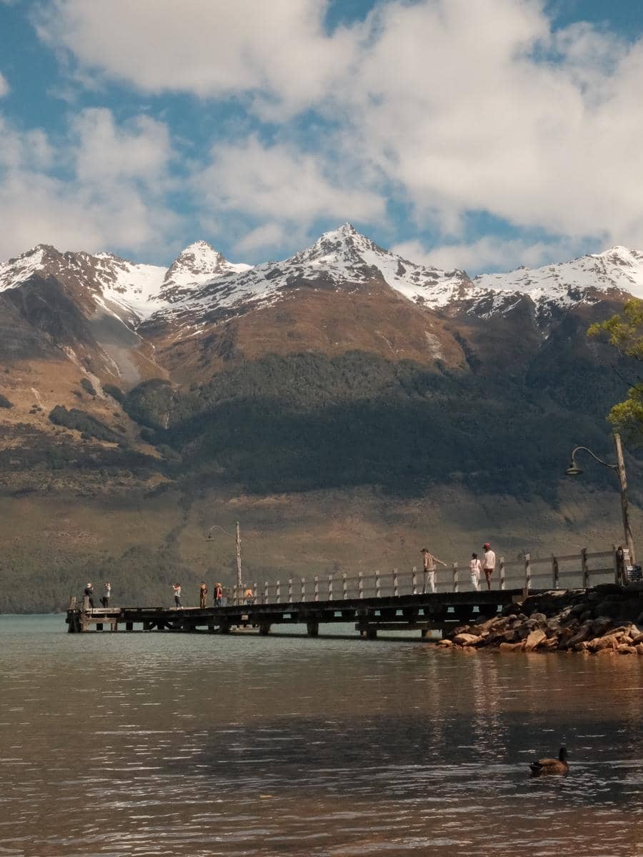 Dara Arafah dan suami menikmati suasana Kota Glenorchy