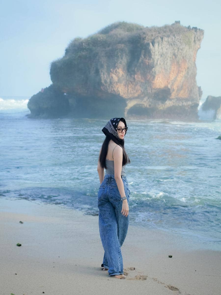 Anya Geraldine liburan di Yogyakarta