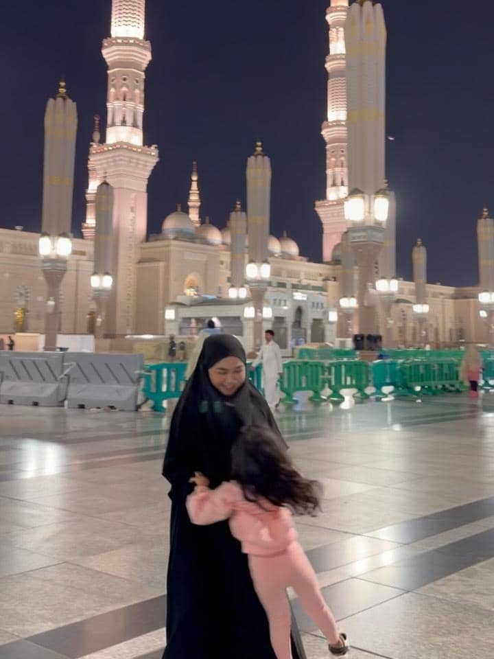 Ria Ricis dan Moana menikmati suasana malam di masjid Nabawi