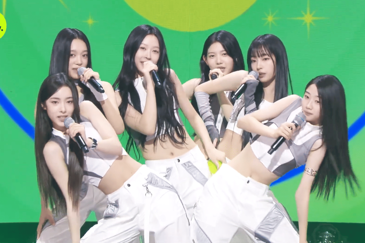 A2O LITE tampil di panggung acara musik The Show dalam cuplikan video resmi dari kanal YouTube THE K-POP.