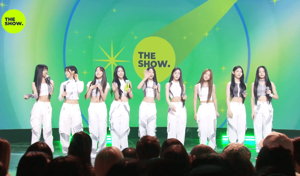 Grup A2O LITE tampil di panggung program musik The Show dalam cuplikan video YouTube kanal THE K-POP.