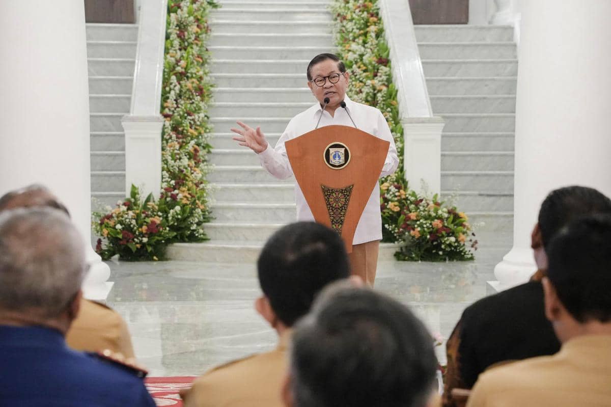 Gubernur DKI Jakarta, Pramono Anung, dan Wakil Ketua KPK RI, Fitroh Rohcahyanto terima hibah aset perampasan KPK di Balai Kota DKI Jakarta,