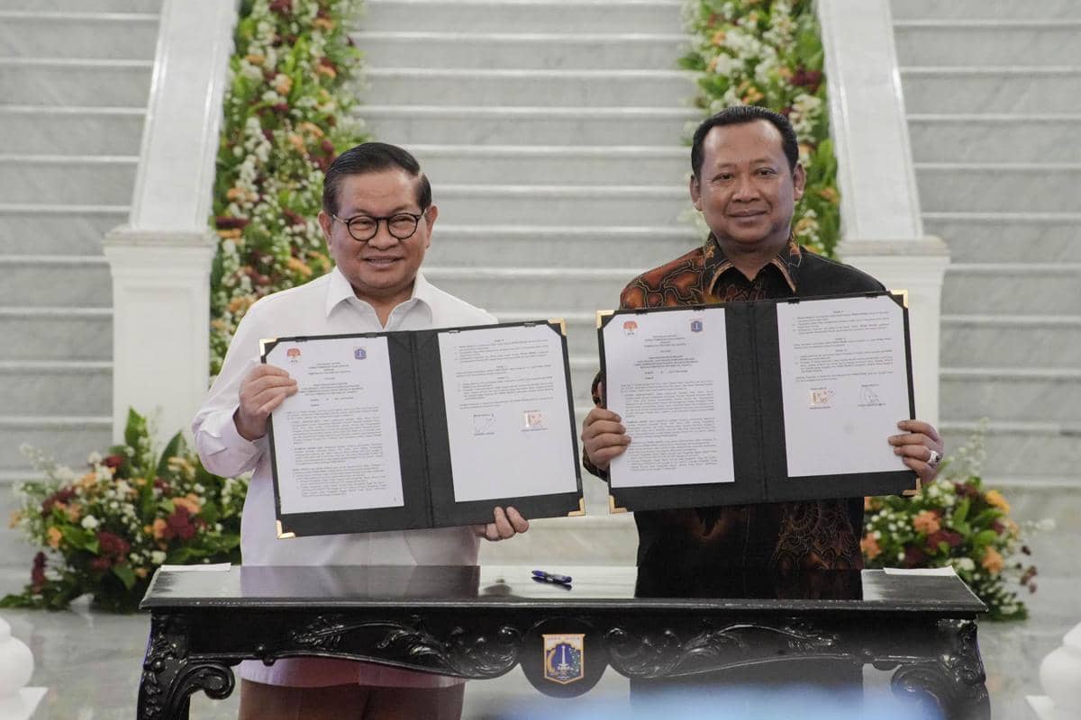 Gubernur DKI Jakarta, Pramono Anung, dan Wakil Ketua KPK RI, Fitroh Rohcahyanto terima hibah aset perampasan KPK di Balai Kota DKI Jakarta,