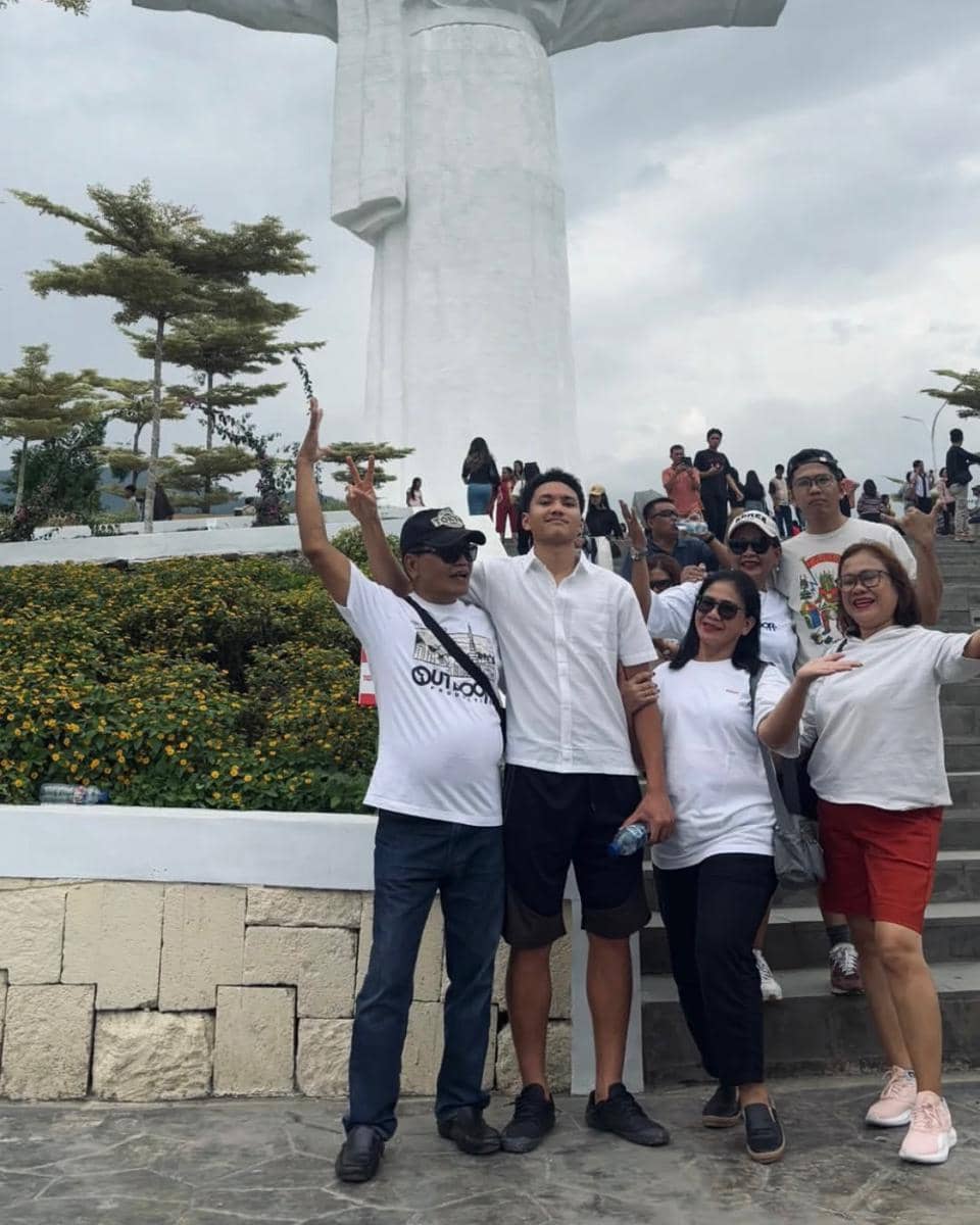 Samuel Silalahi bersama keluarga saat berlibur di Samosir dalam dokumentasi pribadi yang dibagikannya.