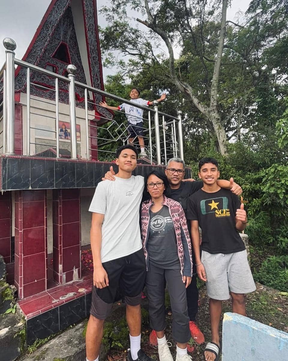 Samuel Silalahi bersama keluarga saat berlibur di Samosir, berada di salah satu kawasan wisata setempat.