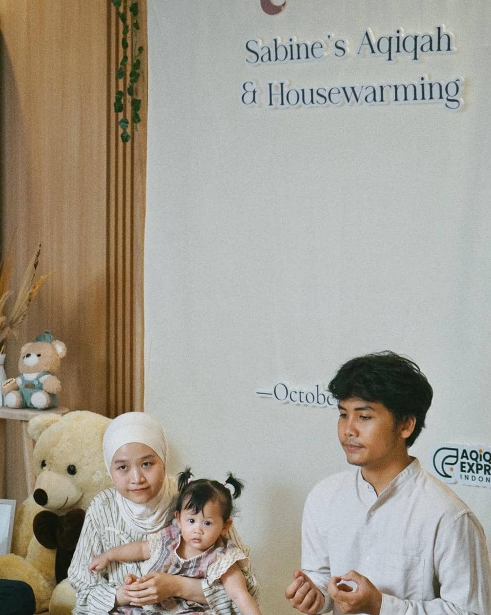 Dekorasi akikah Baby Sabin, anak Bintang Emon dan Alca, menjadi latar perayaan kelahiran dengan rangkaian ornamen.