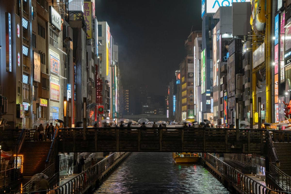 ilustrasi jembatan di Dotonbori, Osaka