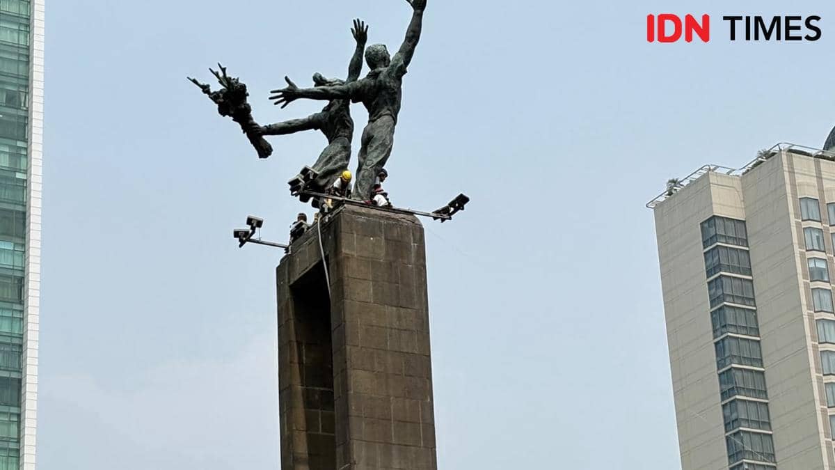 Spanduk raksasa yang dipasang Greenpeace Indonesia di Patung Selamat Datang, Bundaran Hotel Indonesia (HI), Jakarta Pusat, telah dicopot pad