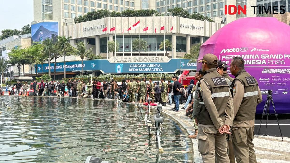 Spanduk raksasa yang dipasang Greenpeace Indonesia di Patung Selamat Datang, Bundaran Hotel Indonesia (HI), Jakarta Pusat, telah dicopot pad