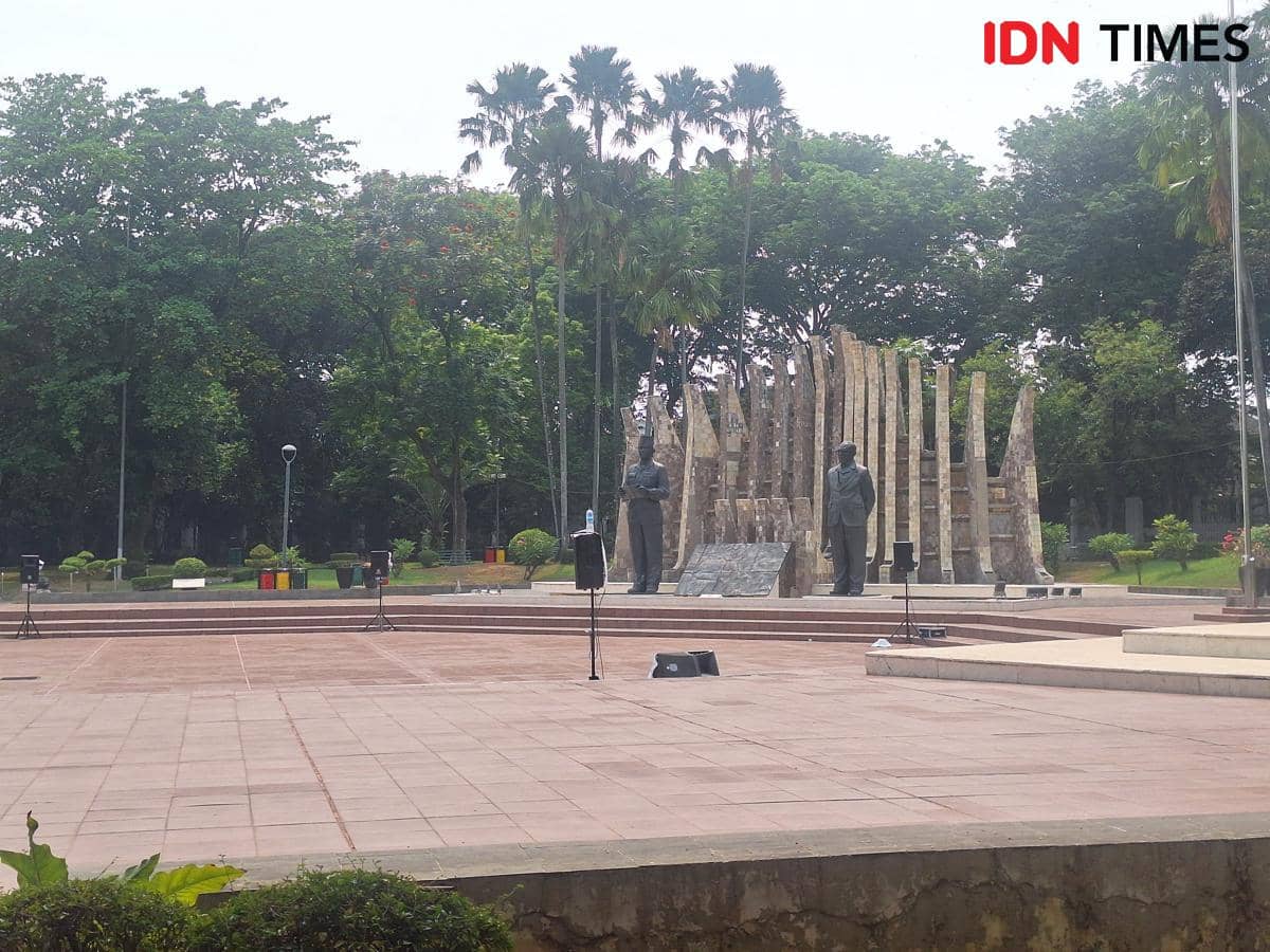 Suasana Tugu Proklamasi Jelang Aksi Dua Tahun Pemerintahan Prabowo