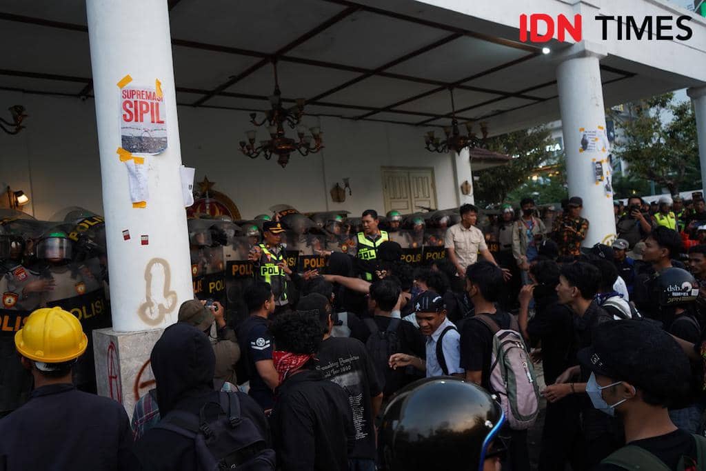 Aksi unjuk rasa yang mengkritik dua tahun pemerintahan Prabowo Subianto-Gibran Rakabuming Raka, ricuh di depan Gedung DPRD DIY, Selasa (20/1