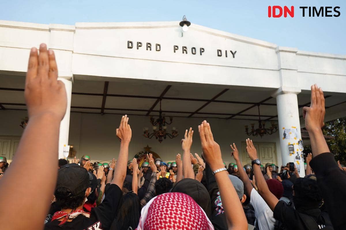 Aksi unjuk rasa yang mengkritik dua tahun pemerintahan Prabowo Subianto-Gibran Rakabuming Raka, ricuh di depan Gedung DPRD DIY, Selasa (20/1
