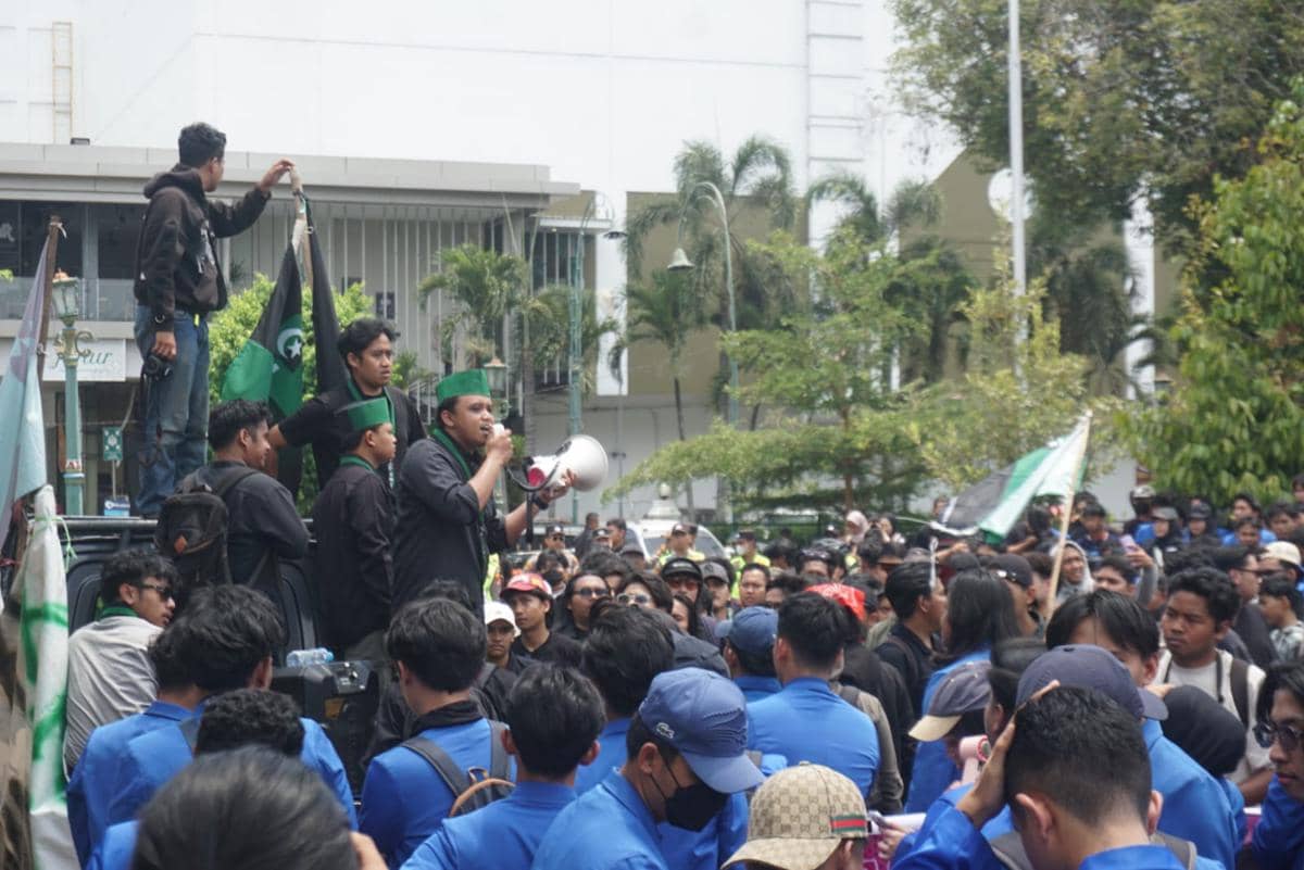 Demo 2 Tahun Prabowo-Gibran, Mahasiswa Geruduk DPRD DIY