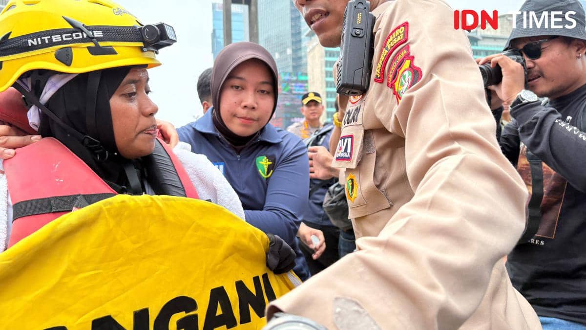 Panjat Patung di HI Saat Subuh, Aktivis Greenpeace Dibawa Polisi