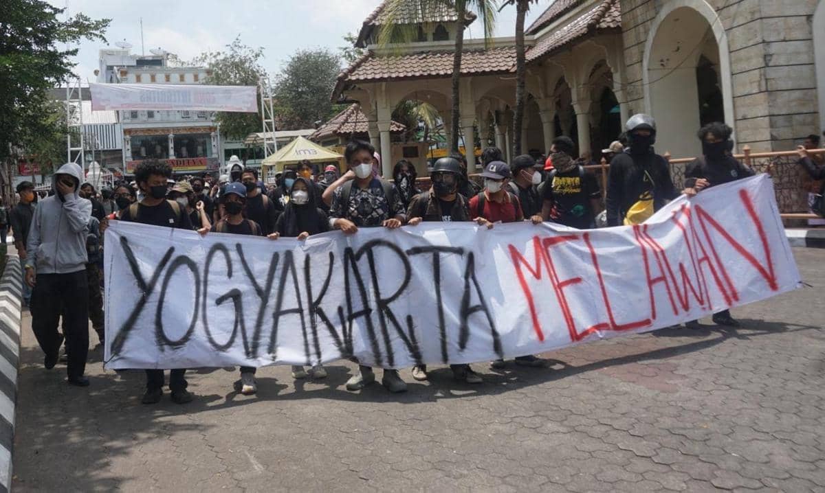 Ribuan mahasiswa dan peserta aksi memadati Kantor DPRD DIY di Yogyakarta saat mengkritik pemerintahan Prabowo.