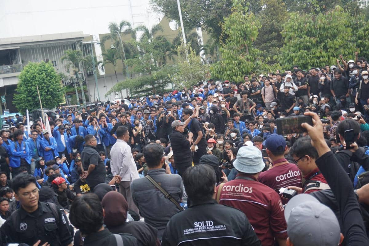 Ribuan mahasiswa dan peserta aksi berunjuk rasa mengkritik dua tahun pemerintahan Presiden Prabowo di Kantor DPRD DIY.