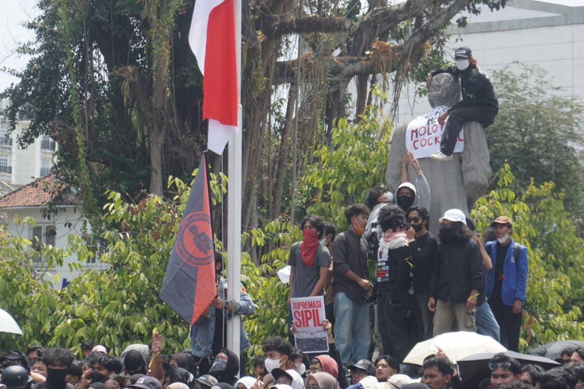Ribuan mahasiswa dan peserta aksi berunjuk rasa mengkritik dua tahun pemerintahan Presiden Prabowo di Kantor DPRD DIY, Yogyakarta.
