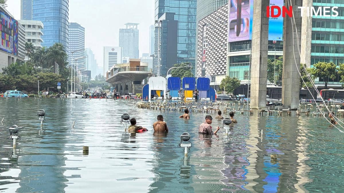 Spanduk raksasa yang dipasang Greenpeace Indonesia di Patung Selamat Datang, Bundaran Hotel Indonesia (HI), Jakarta Pusat, telah dicopot pad