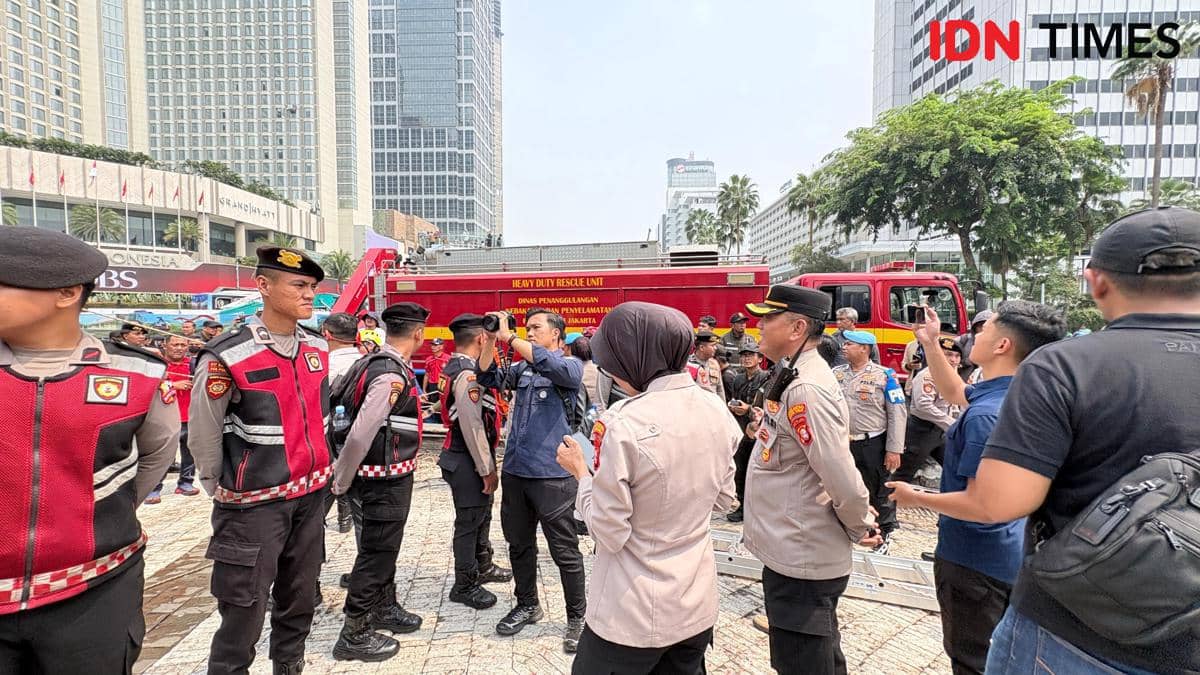 Spanduk raksasa yang dipasang Greenpeace Indonesia di Patung Selamat Datang, Bundaran Hotel Indonesia (HI), Jakarta Pusat, telah dicopot pad
