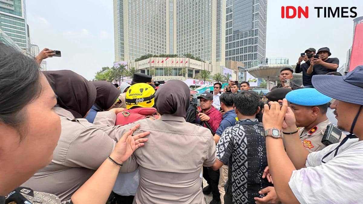Spanduk raksasa yang dipasang Greenpeace Indonesia di Patung Selamat Datang, Bundaran Hotel Indonesia (HI), Jakarta Pusat, telah dicopot pad