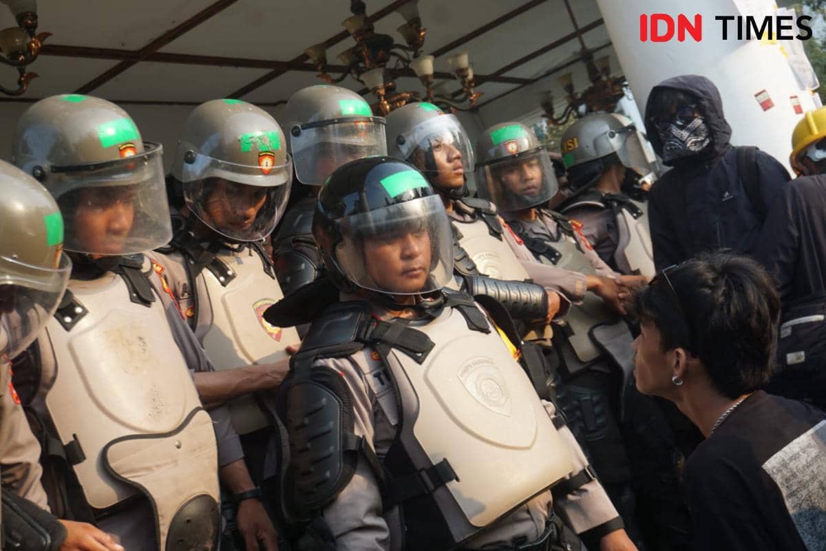 Massa berunjuk rasa di depan Kantor DPRD DIY, Yogyakarta, dalam aksi kritik dua tahun pemerintahan Prabowo-Gibran.