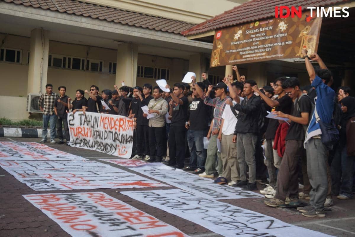 Massa menggelar aksi unjuk rasa mengkritik dua tahun pemerintahan Prabowo Subianto-Gibran di Kantor DPRD DIY, Yogyakarta.
