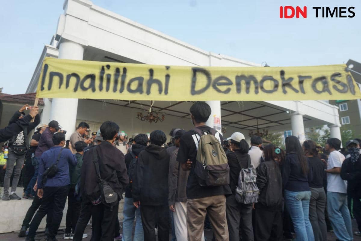 Kericuhan mewarnai aksi unjuk rasa mengkritik dua tahun pemerintahan Prabowo-Gibran di Kantor DPRD DIY, Yogyakarta.