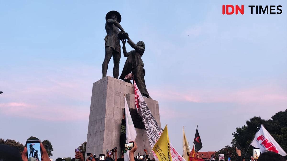 Mahasiswa Naik ke Atas Tugu Tani, Pasang Baliho Berisi Tuntutan