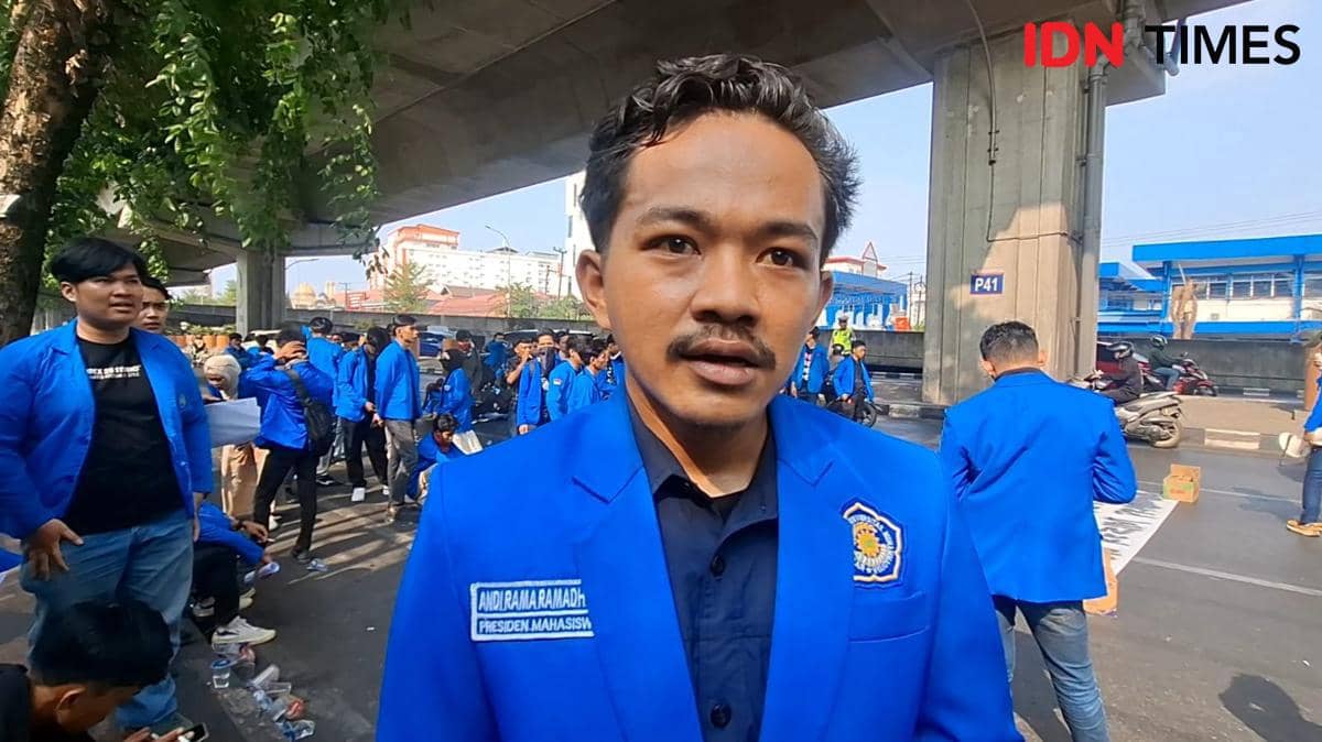 Presiden Mahasiswa Unismuh Makassar saat menggelar unjuk rasa peringatan dua tahun pemerintahan Prabowo-Gibran, Selasa (20/10/2026). IDN Tim