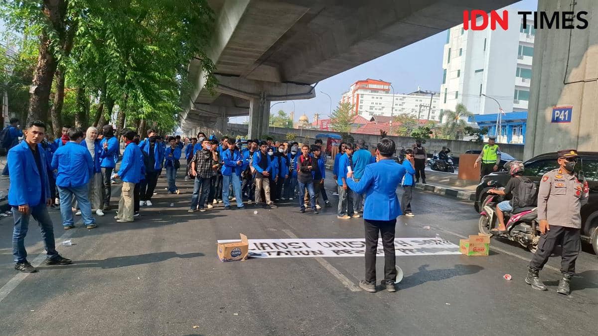 Aliansi Mahasiswa Unismuh Makassar menggelar unjuk rasa peringatan dua tahun pemerintahan Prabowo-Gibran, Selasa (20/10/2026). IDN Times/Dar
