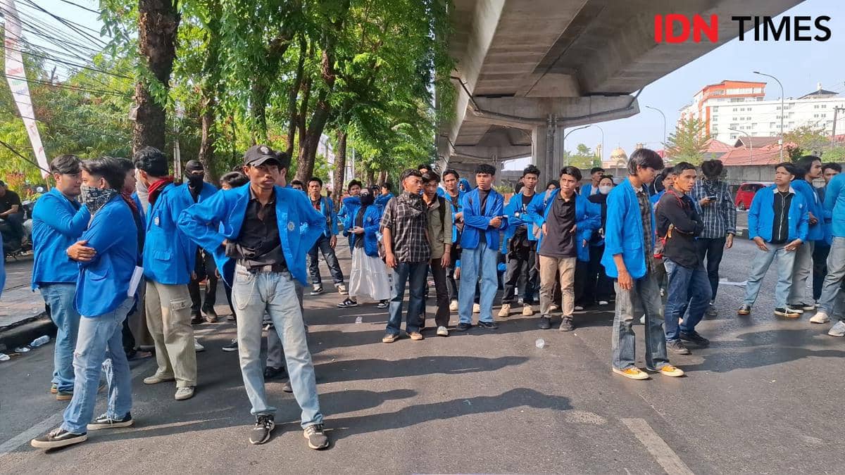 Aliansi Mahasiswa Unismuh Makassar menggelar unjuk rasa peringatan dua tahun pemerintahan Prabowo-Gibran, Selasa (20/10/2026). IDN Times/Darsil Yahya