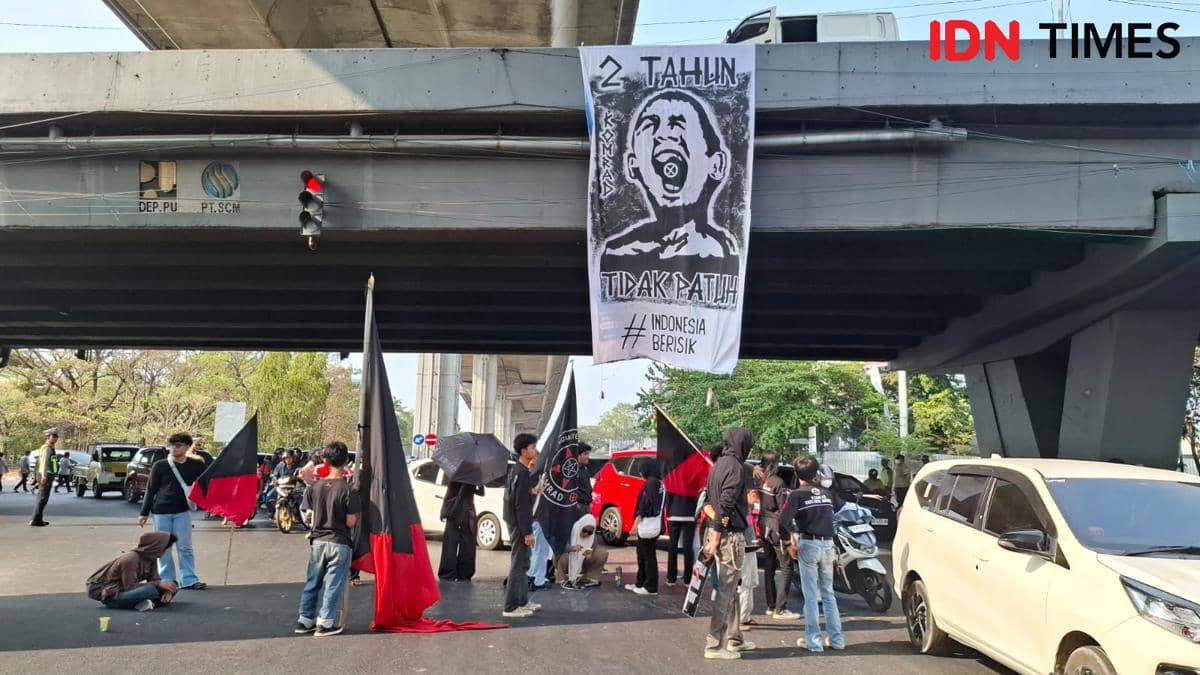 Mahasiswa dari Komite Rakyat Demokratik (Komrad) Makassar menggelar unjuk rasa pada momentum dua tahun kepemimpinan Prabowo-Gibran, Selasa (