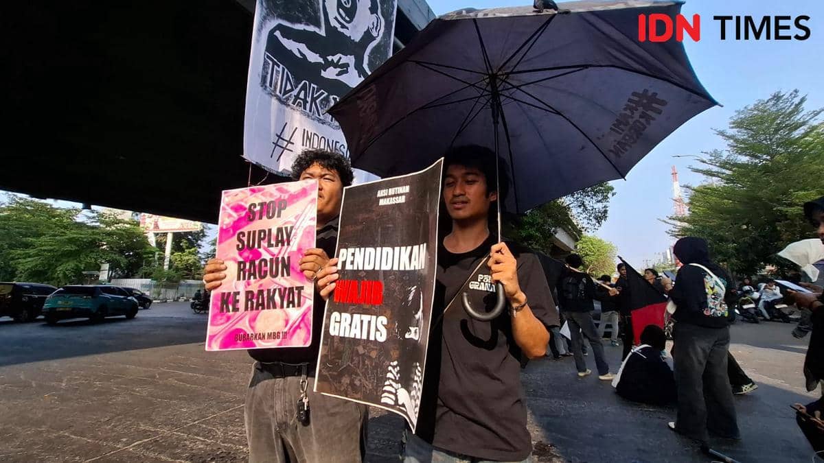 Mahasiswa dari Komite Rakyat Demokratik (Komrad) Makassar menggelar unjuk rasa pada momentum dua tahun kepemimpinan Prabowo-Gibran, Selasa (