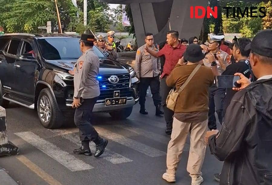 Demo 2 Tahun Prabowo-Gibran: Mobil Dinas Wakapolda Sulsel Diadang Massa