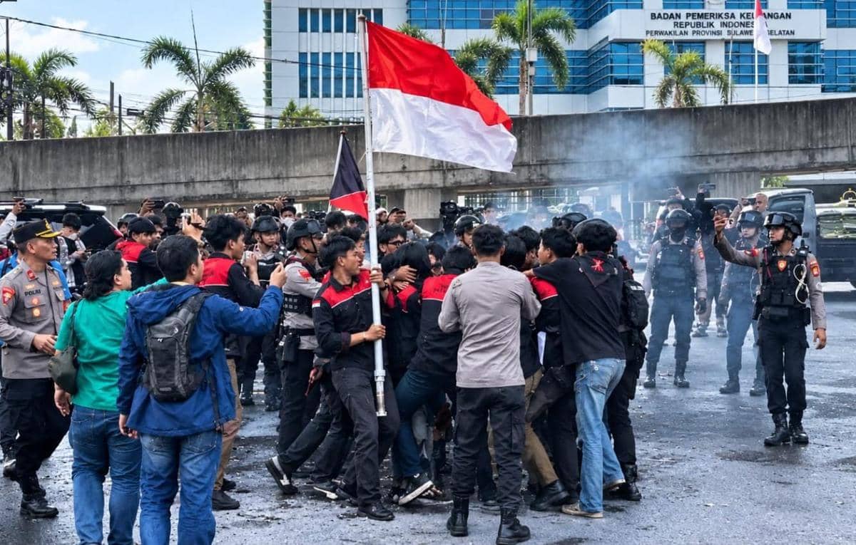 Demo 2 Tahun Prabowo-Gibran di Makassar Ricuh, Mahasiswa-Polisi Bentrok