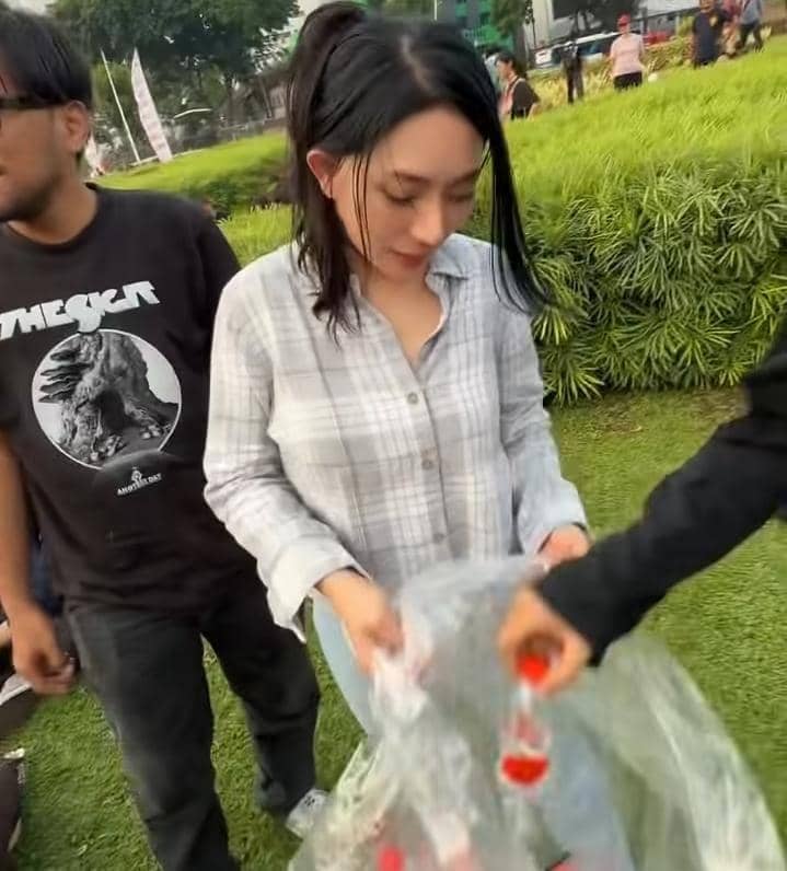 Berlliana Lovell mengikuti aksi demonstrasi pada 20 Oktober 2026, seperti dibagikan melalui akun Instagramnya.