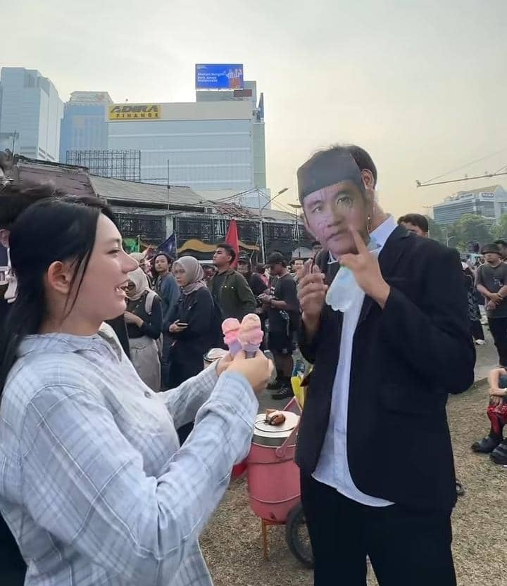 Berlliana Lovell mengikuti aksi demonstrasi pada 20 Oktober 2026, sebagaimana dibagikan lewat Instagram.