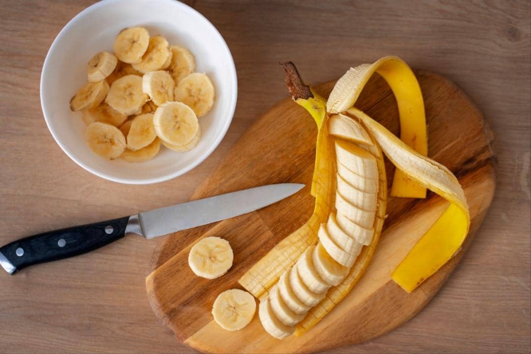 Ilustrasi pisang matang dengan kulit kuning cerah, menggambarkan buah yang siap dikonsumsi sebagai camilan sehat.