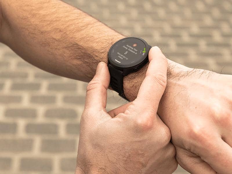 Garmin Forerunner 55, jam tangan pintar untuk olahraga dengan layar digital dan tombol fisik di sisi bodi.