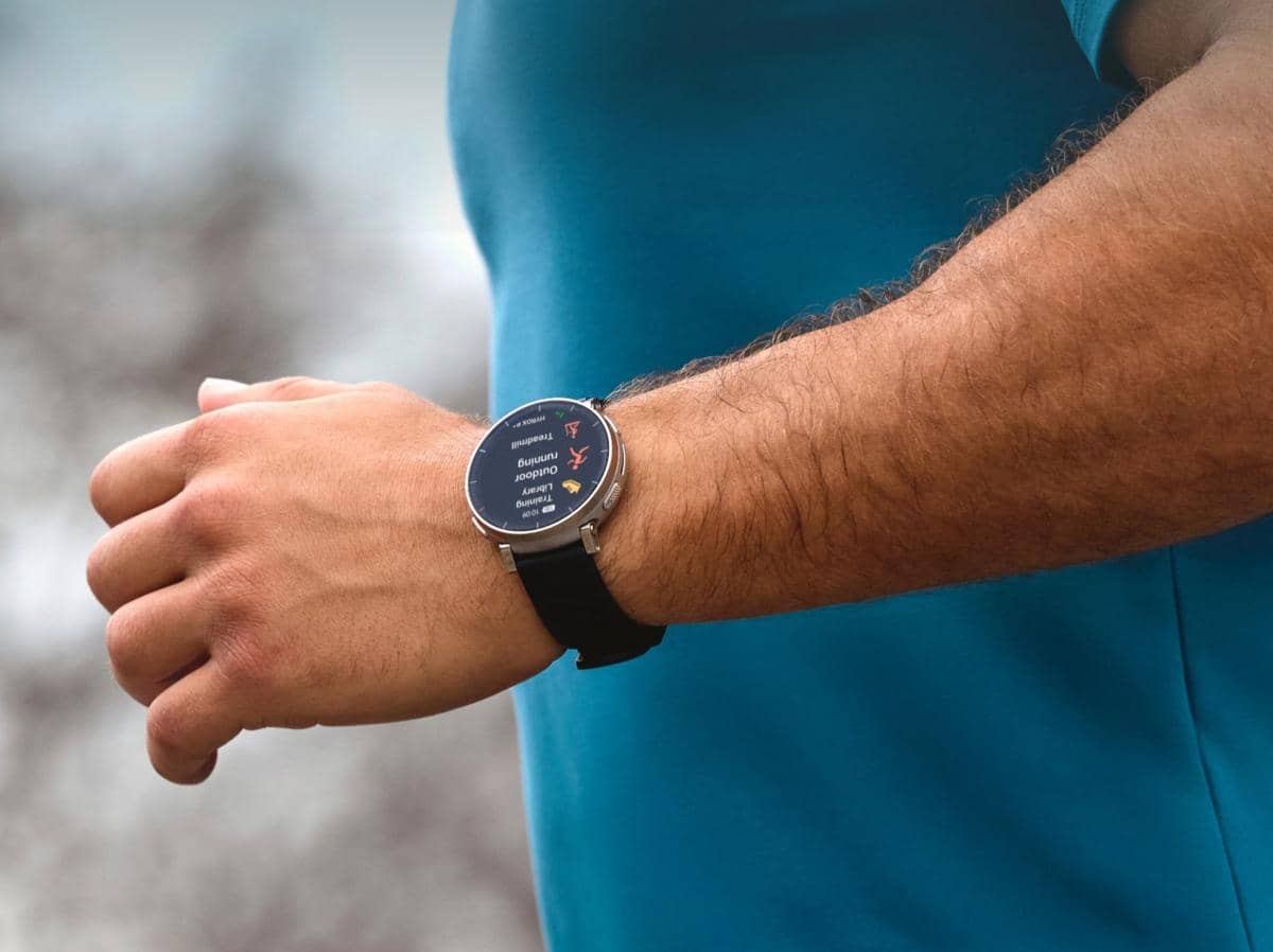 Jam tangan pintar Amazfit Active 3 Premium dengan layar digital dan desain modern untuk mendukung aktivitas harian pengguna.