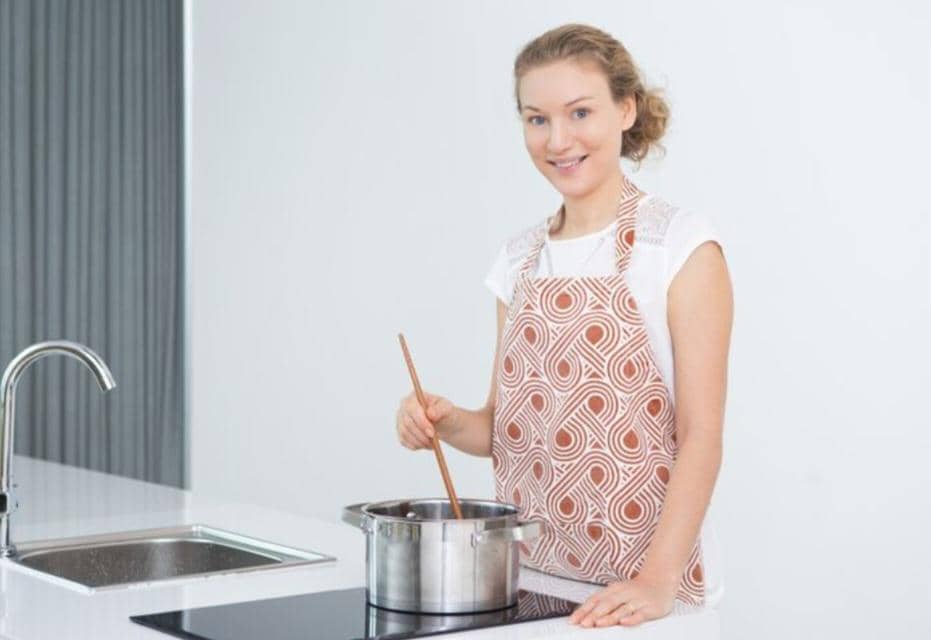 Ilustrasi proses memasak dawet dengan panci, santan, dan bahan-bahan tradisional untuk minuman khas Indonesia.