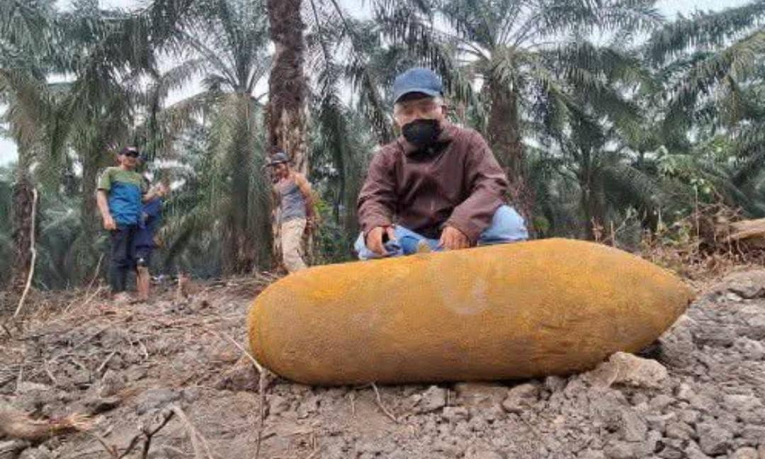 Warga Ogan Ilir Temukan Benda Diduga Mortir 1,3 Meter Saat Gali Parit