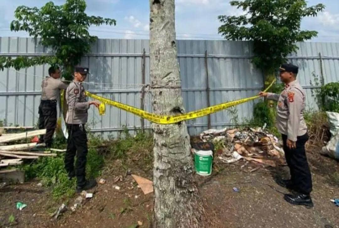 Sejumlah personel Polres Ogan Ilir mengamankan lokasi penemuan mortir yang berada di sebuah gudang.