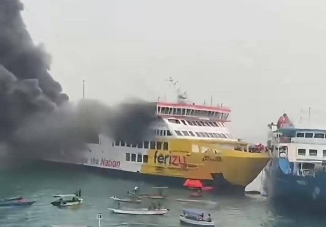 Kondisi KMP Batumandi rute Pelabuhan Bakauheni menuju Pelabuhan Merak yang terbakar