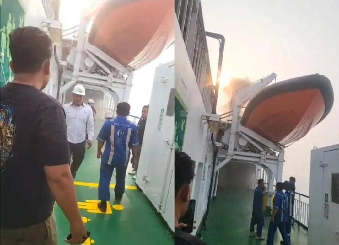 Proses evakuasi penumpang KMP Batu Mandi di perairan Selat Sunda.