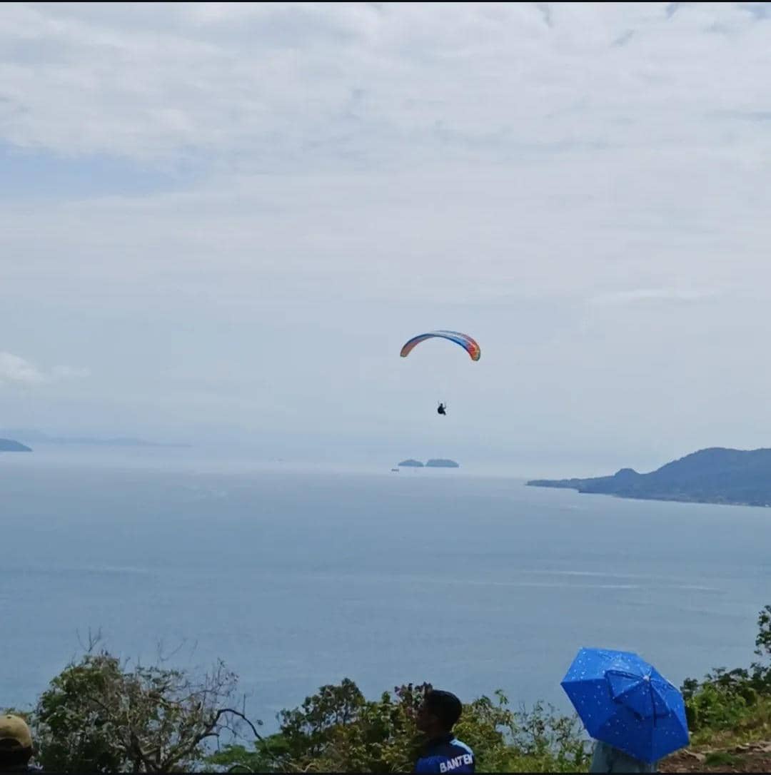 Potret Wisata Paralayang Batu Alif Paragliding Lampung (instagram/batu_alif_paragliding_)