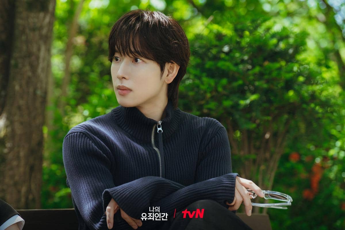 5 Sisi Rapuh Yoon Yi Jun di Drakor Love in Disguise