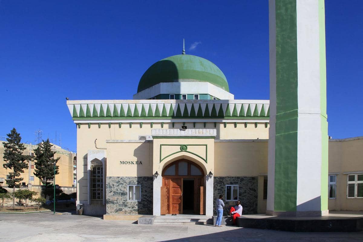 Pemandangan pintu masuk Masjid Mariam Al-Batool.